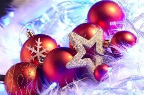 红色圣诞装饰球图片下载